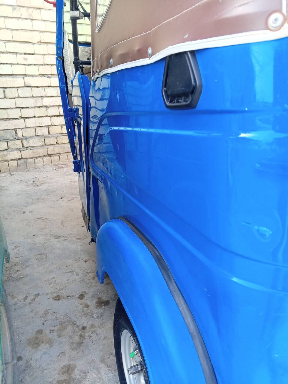 السلام عليكم ورحمه تكتك رقم وسنويه لون ازرق مميز 21 كلش نضيفه دوس معمره فقط مكاني الغزاليه سعر 7800 بيه مجال ***********
