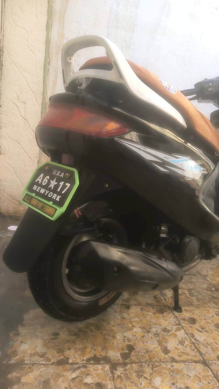 وينهم الي يدورون نظيف 
السلام عليكم ورحمه الله وبركاته 
دراجه فراشه للبيع نضافتها تحجي الدراجه تخبل خير من الله من شلعه ومعدل ونضافه وكهربائيات ومكينه وكلشي بيها يخبل مكينتها نظيفه وتخبل مامفتوح ركز مامفتوح البطن مال المكينه يلهث نظيف بشكل كهربائياتها كلها شغاله عدا دكمه السلف الدكمه مو السلف نفسه لا الدكمه عطلانه الباقي كله شغال اشاير ورا وكدام لايت عالي ناصي بك لايت رماش ازرك بطاريه شغاله معدلها وشلعتها تخبل الدراجه وكاله ونظيفه بمعنى الكلمه سعرها 550 وبيها مجال بسيط 
مكاني النجف الاشرف حي العسكري مدارس 
رقم الموبايل ***********
