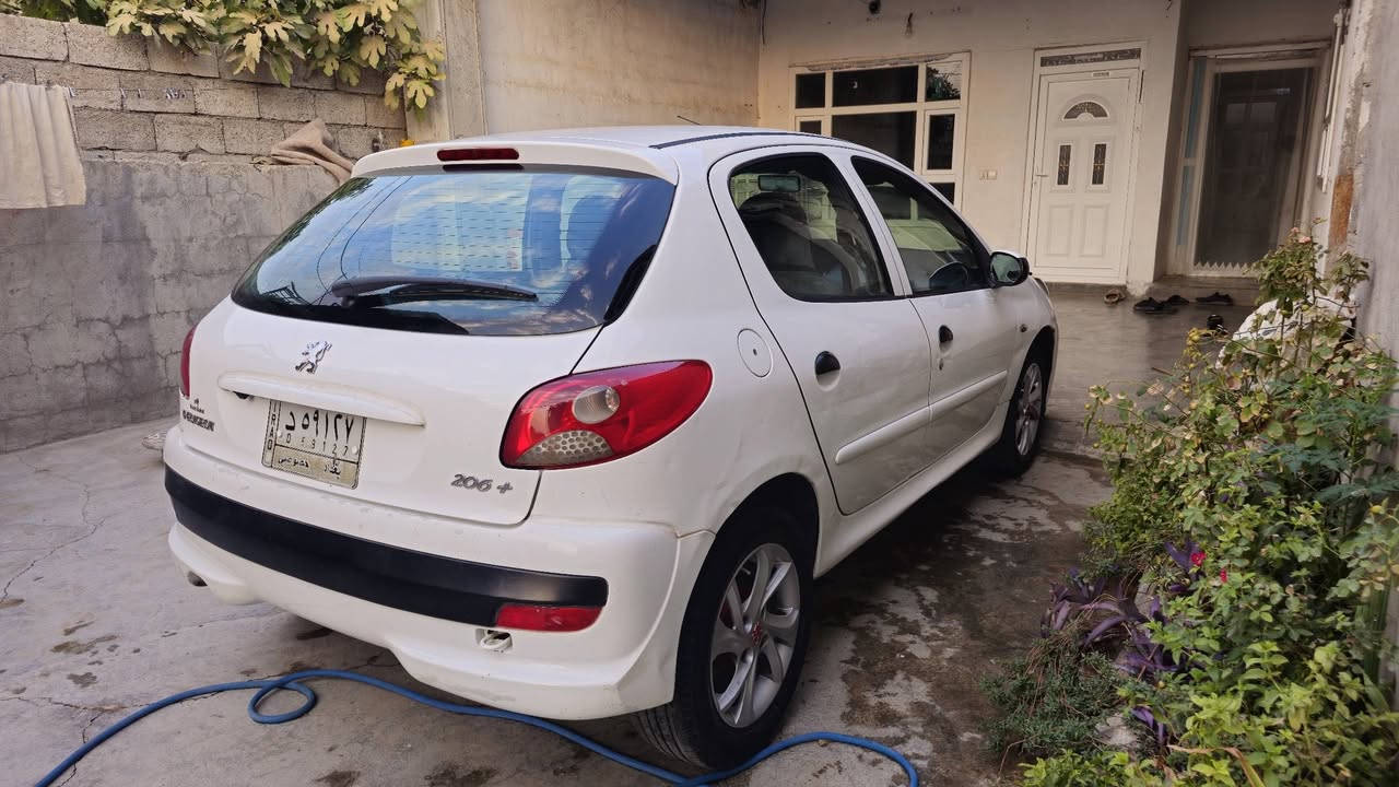 سڵاوتان لێبیت
بیجۆ ٢.٦+ پلاس ٢٠١٣ 
سەنەوی پلاستیک ئەسڵی
هەموو گیانی مەزبوتە تندووتۆڵ کراوەتەوە 
بەس ساردی نوقسانی هەیە 
گەرمی مەزبوت 
٢ جام کارەبا 
مەکینەی تۆزێ بوخاری هەیە 
زەختی لێ نەکەیت ٢ ساڵی تریش کێشەیی نیە
پاک و بێ مەسرەفە سەیارەکە 
هی دەستی خۆمە بۆ مەلیکە ئەیفرۆشم 
یاعنی مەعرەزچی نیم 
نرخی ٣٣ وەرەقە
گۆڕینەوەش ئەکەم بە مەلیکە 
شوێن سلێمانی
***********
