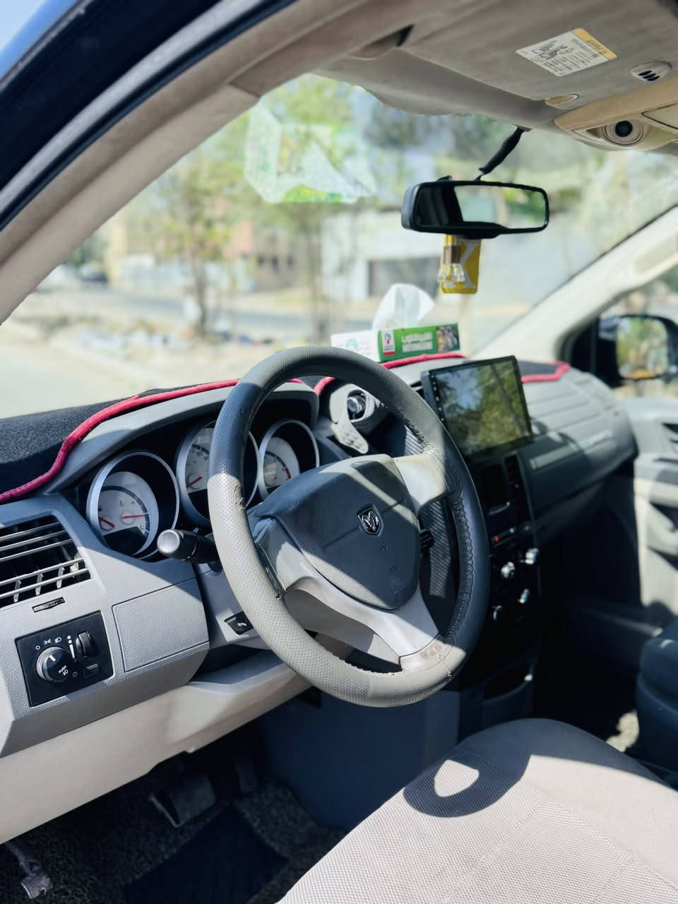 سلام عليكم دوج كرفان موديل ٢٠٠٨ سياره كلين لا ضربه ولا صبغ 
موصفات السياره فرس بل سقف شاشه ابواب كهرباء صندوك كهرباء تلاث قطع تبريد دوسه ابانزين كهرباء تبريد ثلج تدفئه سته جام كهرباء محرك ٣٨٠٠ سياره نضيفه رقم الهاتف ***********
