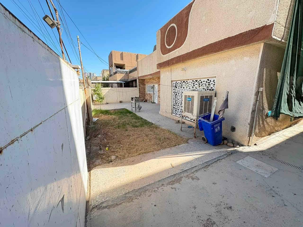 فرصة استثمارية مميزة في قلب حي الجهاد (الضباط) - بسعر قطعة أرض! 🏠 أرض
للبيع بيت قديم بسعر قطعة أرض، موقع استراتيجي ومميز جداً، مثالي للبناء الحديث أو الاستثمار.
📍 الموقع: حي الجهاد - الضباط.
📐 المساحة: 300 متر مربع.
📏 الواجهة: 15 متر (ممتازة).
🛣️ الموقع: يقع على شارعين .
مميزات العقار:
✅ طابق واحد.
✅ كراج واسع جداً (يتسع لـ 3 سيارات).
✅ حديقة خاصة.
✅ التوزيع الداخلي: استقبال، صالة واسعة، مطبخ، 2 غرفة نوم، 2 حمام، ومخزن.
✅ جيران راقين ومنطقة هادئة.
💰 السعر: مليون و 900 ألف دينار للمتر الواحد.
للاستفسار، يرجى التواصل على الرقم: [***********]
لا تفوت الفرصة، الموقع بحد ذاته مكسب!

