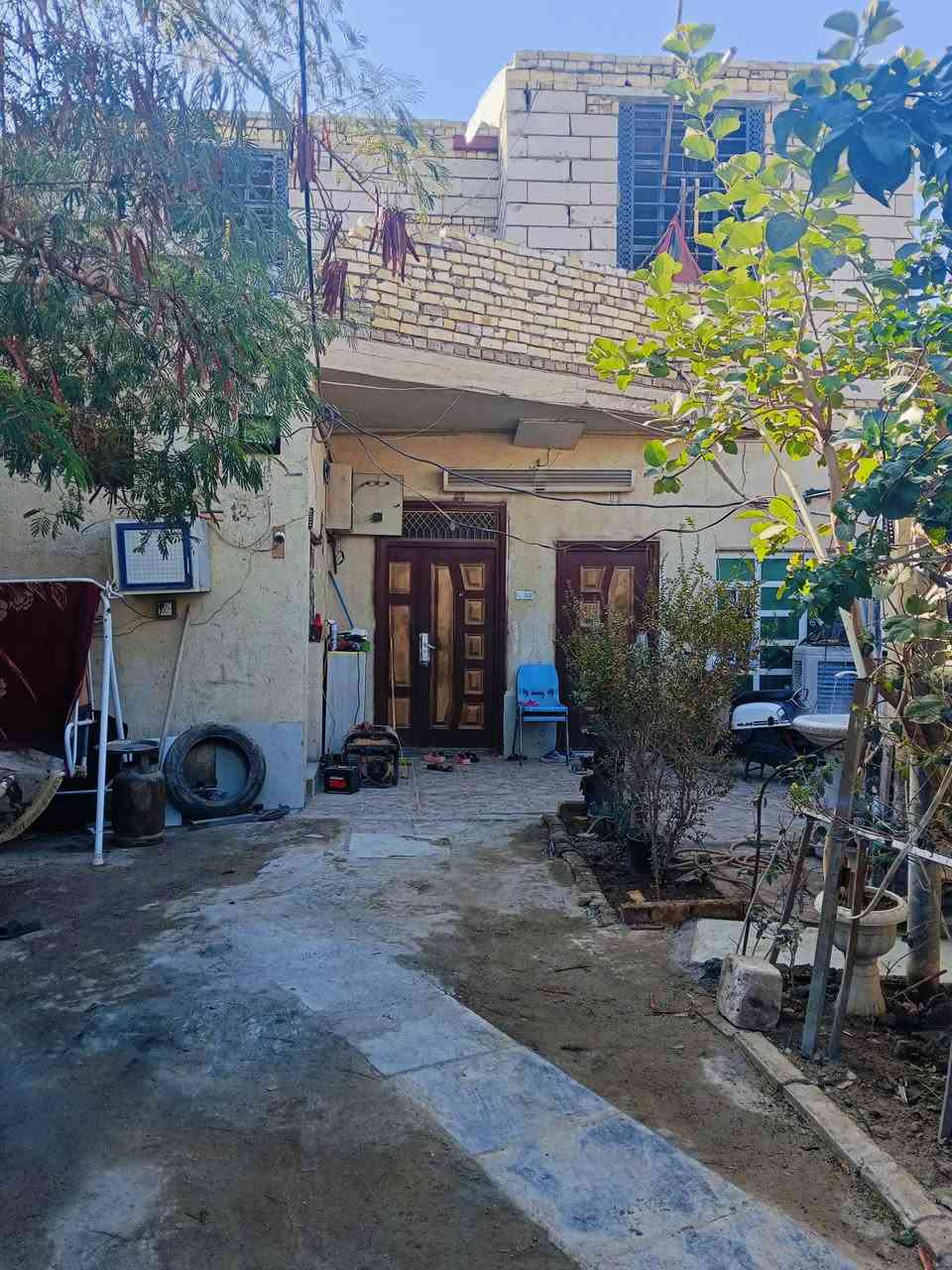 بيت زراعي لبيع مكان 
📌زديناويه خلف مركز شرطة قرب جامع الحكيم مساحه 180 واقع حال مبني 160 
طابقين طابق اول غرفتين وستقبال وصاله كبيره ومنور وصحيات داخليه وخارجيه   الطابق الثاني 3غرف كبار وصاله 
كهرباء ثري فيرز 3خطوط 
 مجاري ثقيله للبيت كله 
 بيه وصل تطويب   وصل مجاري وكهرباء
   سعر 95 وبيه مجال لشرايي
ملاحظه / شارع محفور راح يتبلط هل ايام 
الاتصال/***********
