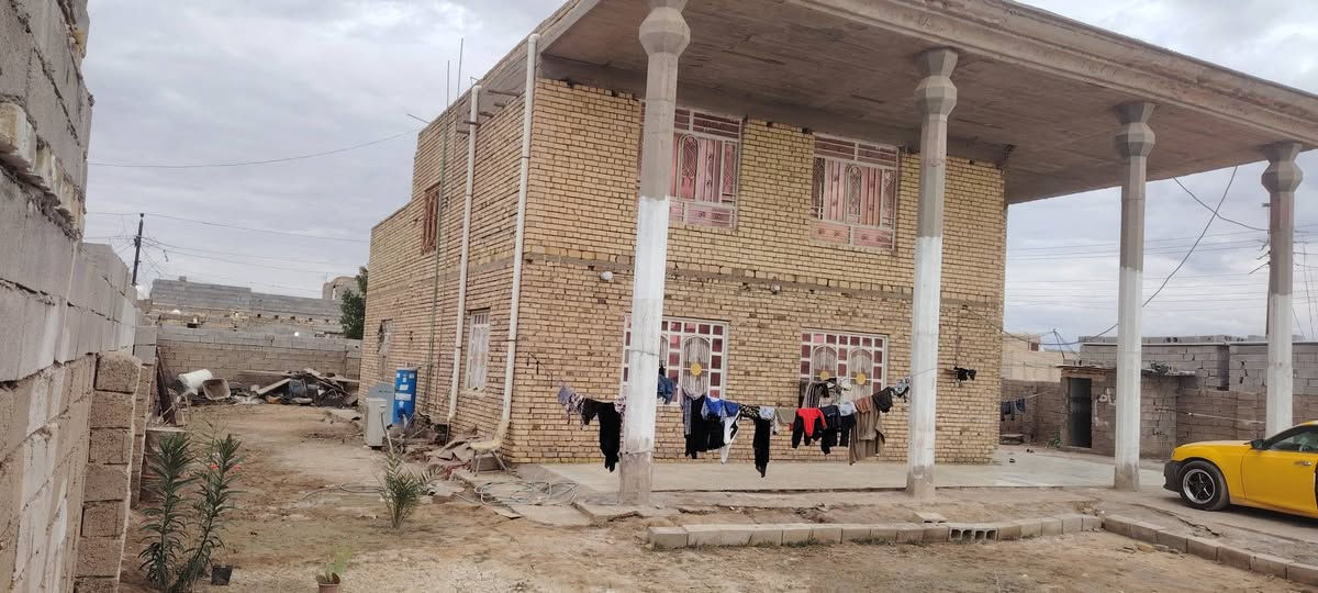 عندي بيت مساحه 900م ركن وقريب علشارع لعام. منطقه ابو شطيب. بضهر لمجمع طبي حسينيه لمام رضه شارع لعام.  بي عرفتين 5×4 ومطبخ 5×4 وصاله. وستقبال 8 ×4 وساحه 300 م جبيره. لبيت تقطيع حسب طلب;;;***********::سعر 110
