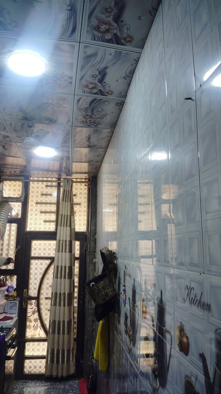 السلام عليكم بيت 100متر للبيع 
يتكون من طابقين 
صيحات خارجية+داخليه
مطبخ 
صاله مفتوحه ع كلدور
غرفه نوم عدد2
سطح ناصي وسطح عالي
للستفسار
***********
