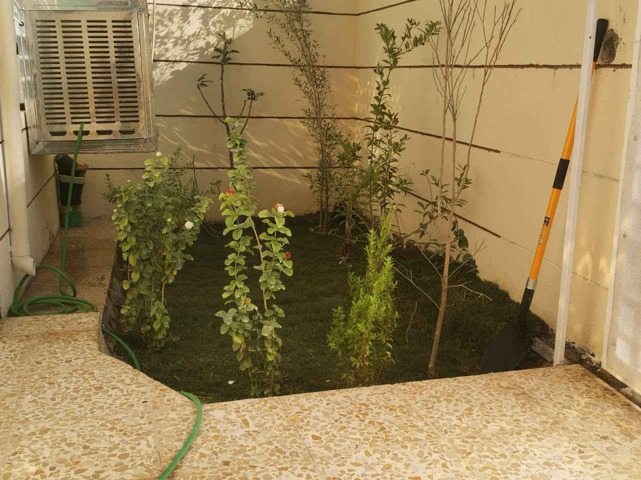 100 متر للبيع طابق واحد بيت نظيف جداً ملك زراعي صرف في قرية الحاج صبر بفرع إفران الرحمن طابق واحد الواجه 7 مترات بيت ارتفاعه 60 سم عالي جداً السعر 75 مليون وبي مجال ***********
