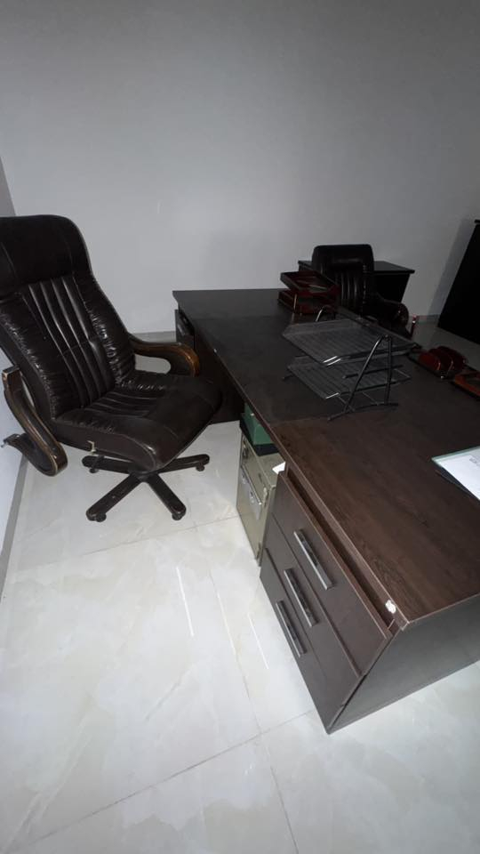 مكتب ابيض خشبي 700,000 دينار (ميز + كرسيين + قطعتين ويا جرارات + كومتي طويل)، ميز كبير لون جوزي 3 قطع 1,500,000 دينار (ميز رئيسي + كومتي طويل + قطعة اضافية + 3 كراسي + ميز صغير)، ميز ابيض كبير قطعة وحدة 600,000 دينار، ساعة قديمة 350,000 دينار، ثلاجة مارونية 200,000 دينار، تلفزيون سامسونج كبير اصلي الشاشة ما تشتغل 100,000 دينار، الاسعار بيها مجال للجادين ***********
