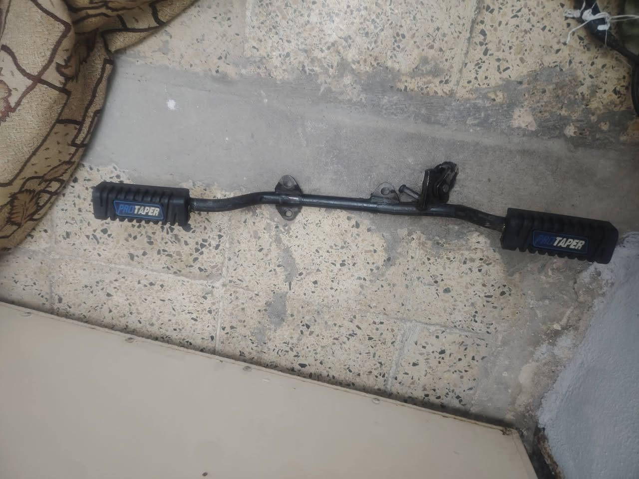 للبيع دراجه حربي غراضها كامله مثل ما بل صور بس يعوزها محرك.  مكاني موصل الجانب الايمن  السعر ١٣٠ قفل ما بيها مجال الشراي يخابر ***********
