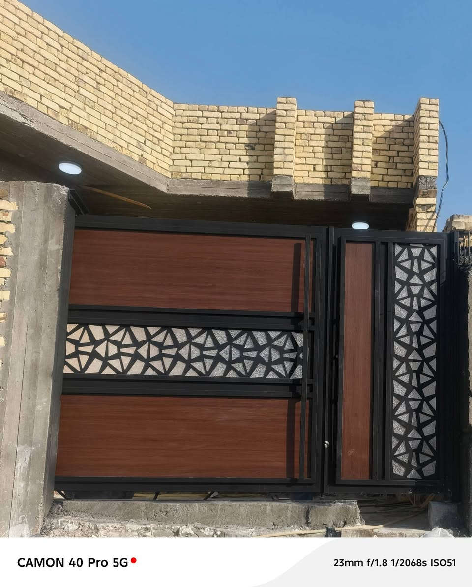 ‏بيت بناءجديد 
‏مساحه 200يتكون من 
‏غرفتين وصاله ومجموعه صحيحه 
‏وحديقه داخليه وشلال 
‏مطبخ حار وبارد 
‏واستقبال ومدخل
‏وحمام خارجي 
‏بناء طابوك كونكريت مسلح
‏يبعد عن الحولي 60متر
‏السعر 110وبي مجال
‏بي وصل تطويب 
‏استفسار/***********
‏           /   ‪***********‬
