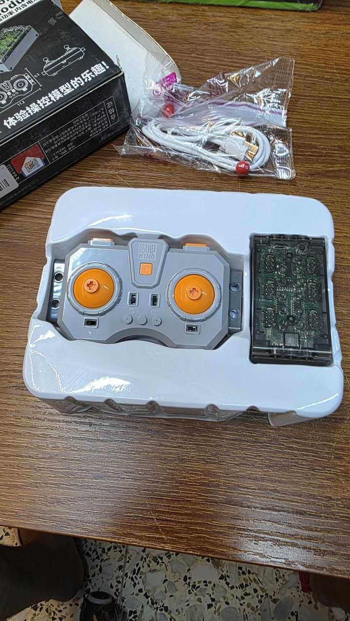 و مجموعة وحدة الطاقة الذكية 6.0 (Powered Module Kit 6.0) من شركة Mould King، وتحمل رقم الموديل M-0019. تُستخدم هذه المجموعة لتشغيل وترقية مجسمات وسيارات البناء (المكعبات) المتوافقة مع نظام Lego Technic وتحويلها إلى مجسمات تعمل بالتحكم عن بُعد يدعم التحكم عبر التطبيق (App Control) الخاص بالهواتف الذكية مع إمكانية البرمجة.بطارية ليثيوم داخلية مدمجة عالية القدرة وقابلة للشحن عبر كابل USB..
السعر 25 الف


**إذا كنت صاحب هذا الإعلان وتريد حذفه لأي سبب، رجاءا أرسل رسالة إلى الدعم الفني**
