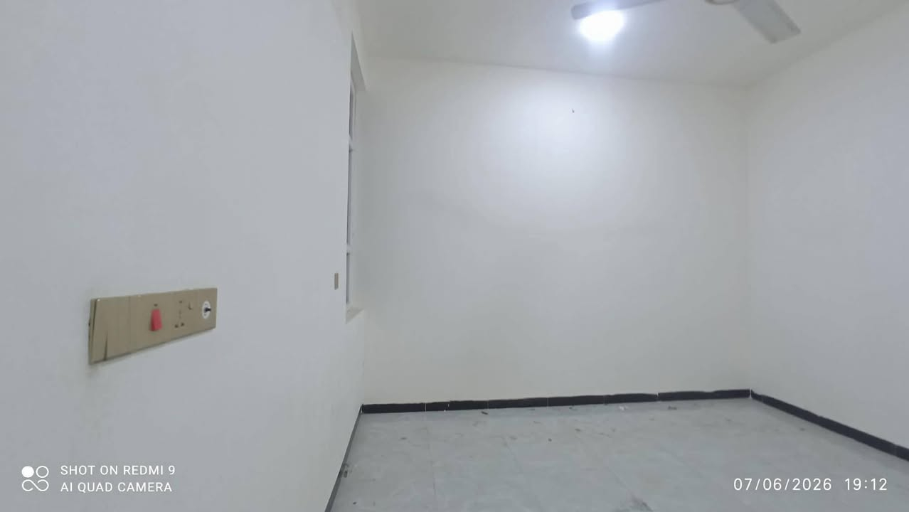 دار للبيع زراعي سند ٢٥العنوان سيف سعد مقابيل مستشفى الكفيل يبعد عن الشارع العام ١٠٠متر البناء حديث سنه ٢٠٢٥ المساحه ١٠٠متر يتكون من غرفه وصاله ومطبخ وكلدور وصحيات داخليه و خارجيه للاستفسار ***********
