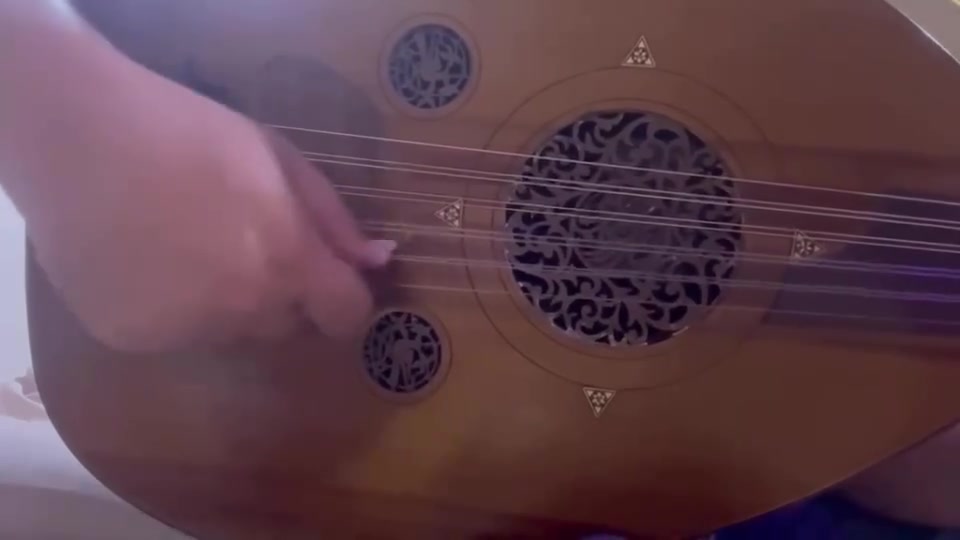 عود للبيع خشب جوز وجه سيدار عود صوته جدآ جميل صناعه بشار جودت حلبي 2013 تاريخ الصنع عنواني البصره ***********  350 الف عود جدآ نضيف 250$
