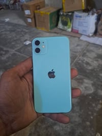 ايفون 11عادي جهاز نضيف مبدله بس بطاريه ماصيلي هواي من بدله تقريبن سبوع...