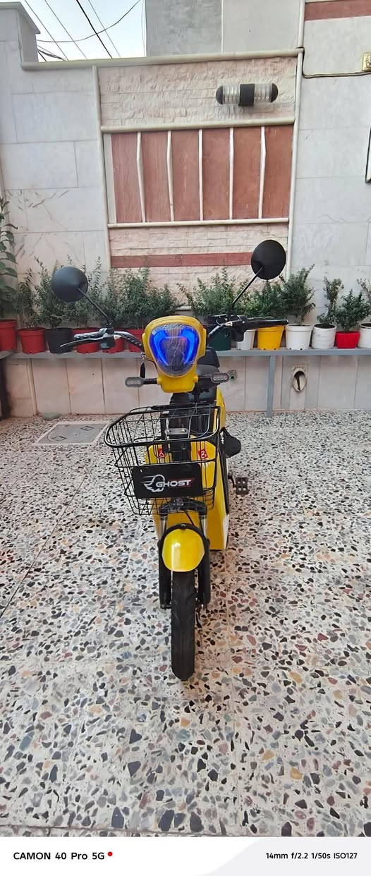 دراجة كهربائية شحن (سكوتر كهربائي) مقاس 14 إنج، مواصفاتها: 👇🏼
* ⚡ محرك 350–500 واط.
* 🔋 بطارية 48 فولت (12 إلى 15 أمبير).
* 🚀 سرعة تقريباً 30–50 كم/ساعة حسب الموديل.
* 🛣️ مدى بالشحنة الواحدة 25–40 كم.
* 🏋️ تتحمل وزن بحدود 120 كغم.
* ⏳ وقت الشحن 5–6 ساعات.
* 🧺 سلة أمامية ومقعد خلفي للراكب.
* 🛞 جنوط 14 إنج مع مساعدات أمامية وخلفية للراحة.
تواصل عل خاص فقط


**إذا كنت صاحب هذا الإعلان وتريد حذفه لأي سبب، رجاءا أرسل رسالة إلى الدعم الفني**