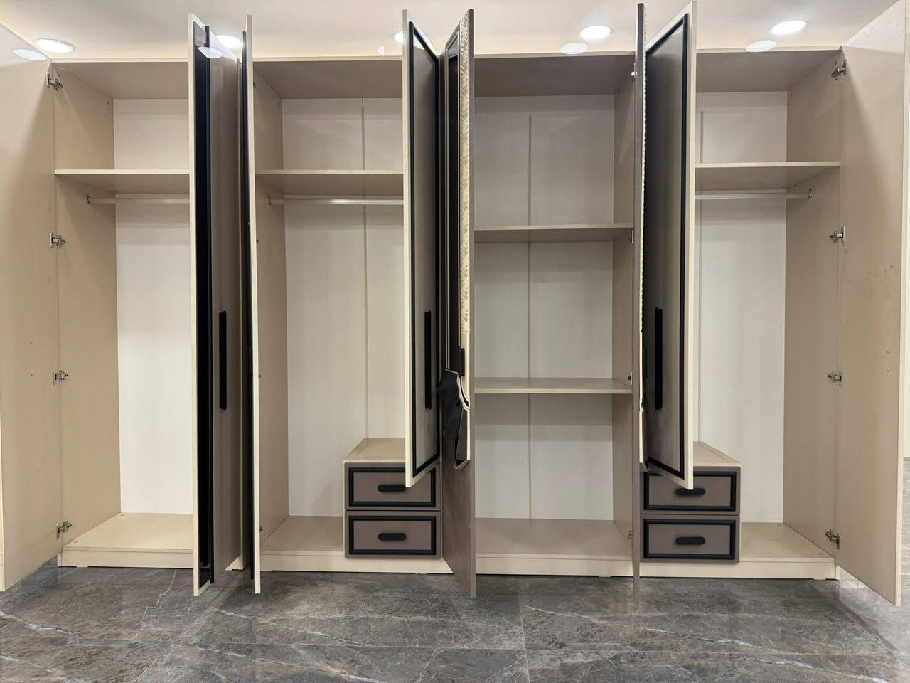 *موديل   قدر   المودرن*

*11 قطع             كنتور مع ملحق 335 متر*

*- ضهر بلوك*

*- برغي وچوي حديد** 

*سرير مخزن جك*

*صبغ حراري*

(مليونيين ونص 
للحجز واتساب واتصال ***********
