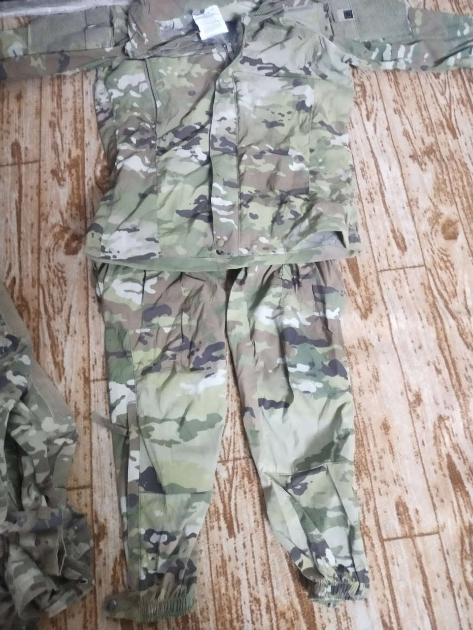 السلام عليكم بدلات اصليات بريطانيا الكمر 36 اكس لارج الرقم ***********
