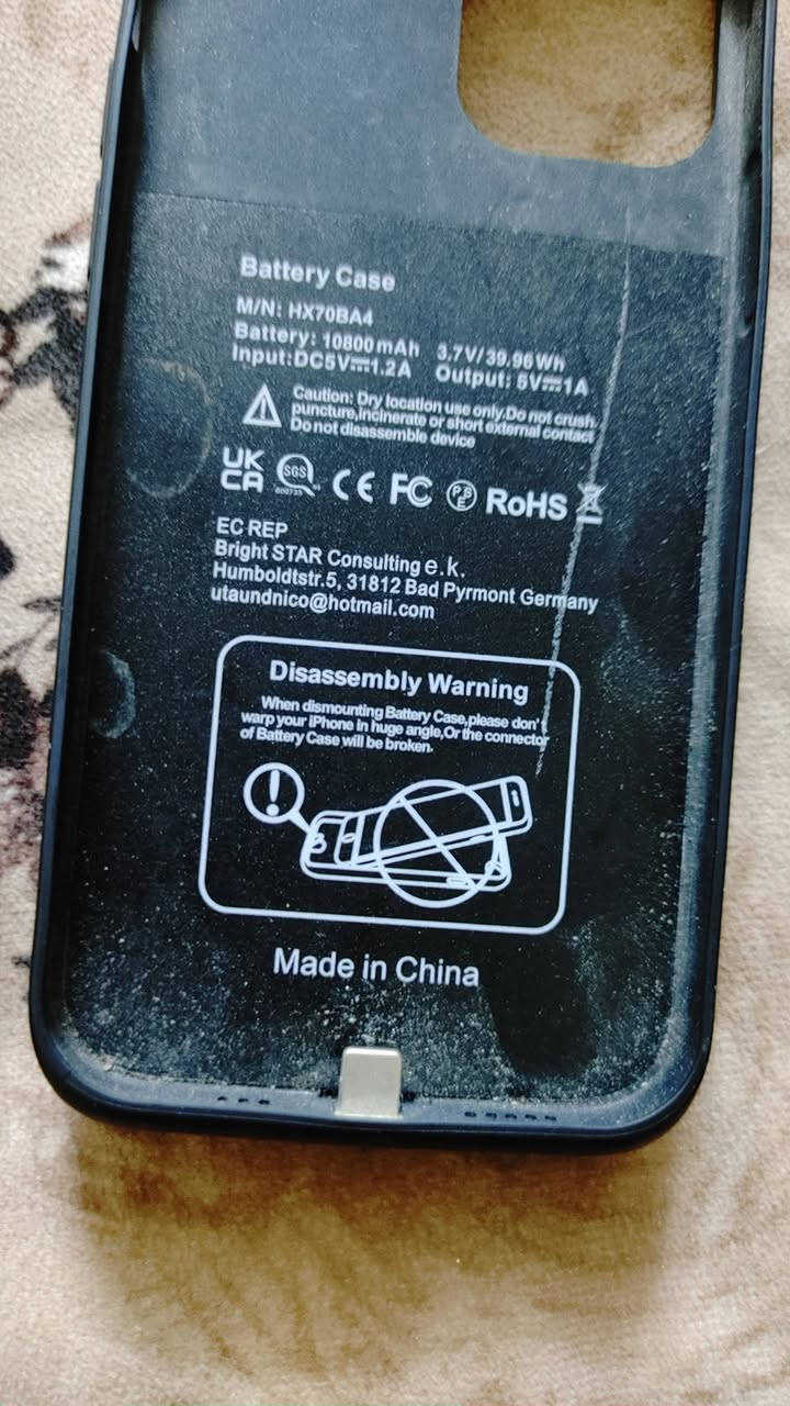 كفرات شحن Battery Case للآيفون. يعني كفر + بطارية إضافية بنفس الوقت.

شوف التفاصيل اللي مكتوبة على الكفر اليمين:
• الموديل: HXYBB44 • السعة: 5000mAh / 3.7V / 18.5Wh  • المدخل: DC 5V / 2.1A  • المخرج: 5V / 1A 
فتحة الكاميرا الكبيرة تبين أنه لآيفون 13 برو أو 14 برو تقريباً. الكفر بيه منفذ Lightning جوه يشحن الموبايل


**إذا كنت صاحب هذا الإعلان وتريد حذفه لأي سبب، رجاءا أرسل رسالة إلى الدعم الفني**