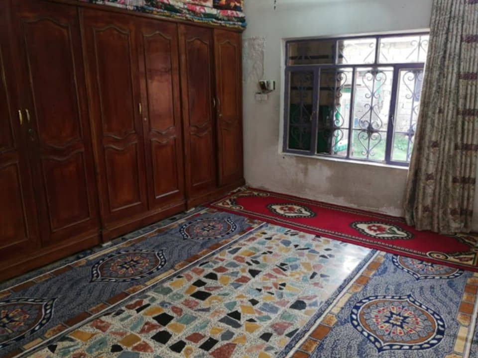 سلام عليكم بيت مع قطعه خلفيه للبيع
المساحه 372م، مساحه البيت 140م ومساحه القطعه 232م خلف البيت البيت يتكون من 3غرف نوم +صاله+استقبال+مطبخ وحمامات + البيت طابقان  
العنوان الفلاحيه قرب مركز الفلاحيه #بيع_او_مراوس
للاستفسار الاتصال
***********
