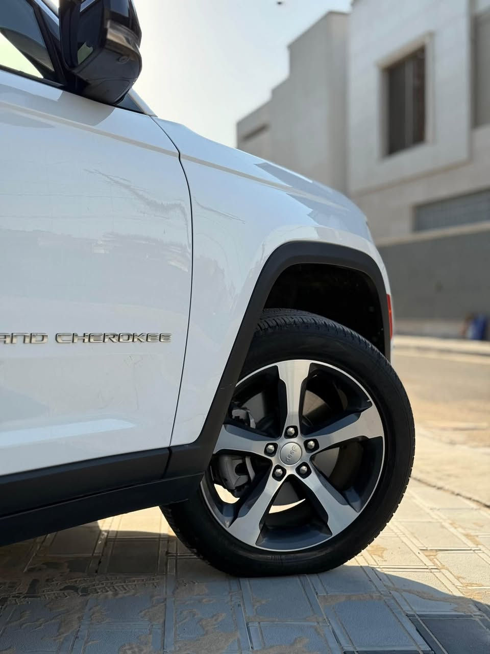🚘 للبيع | جيب جراند شيروكي 2023 ليمتد بلس 5 راكب - خليجي وكالة هارلم
✅ الموديل: جراند شيروكي ليمتد بلس
✅ المواصفات: خليجي وكالة هارلم / بيها مكانات بارد
✅ عدد الركاب: 5 ركاب
✅ الممشى: 47,000 كم فقط
✅ السيارة نظيفة جداً وجاهزة للاستخدام

المواصفات والمميزات:
🔹 5 كاميرات
🔹 سقف بانوراما
🔹 جنطة كهربائية
🔹 مقاعد كهربائية
🔹 تدفئة وتبريد للمقاعد
🔹 تدفئة ستيرن
🔹 عدادات متغيرة (ديجيتال)

📍 موقع السيارة: بغداد – حي الجامعة

💰 السعر المطلوب: 35,800 دولار
📌 السعر قابل للتفاوض للجادين

📞 للاستفسار: ***********
