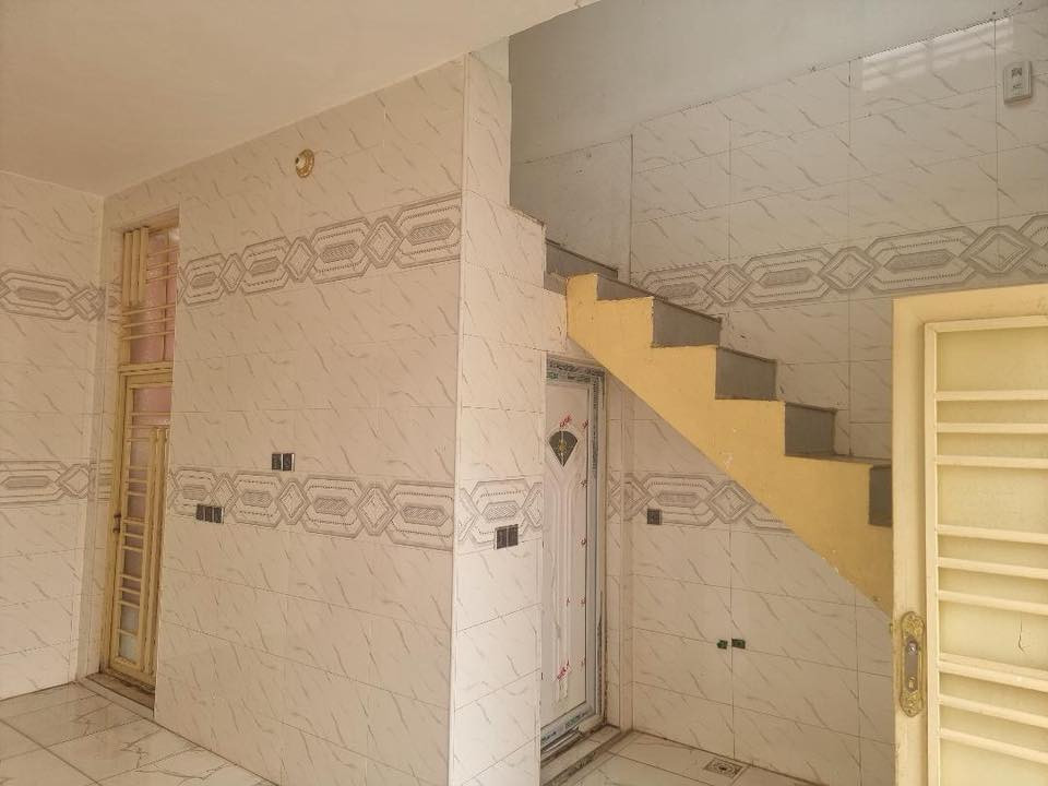 بيت للايجار  في ملحق الغدير مساحته ٥٠ متر نظيف جدا وحسب الصور … للاستفسار الاتصال على الرقم ***********
