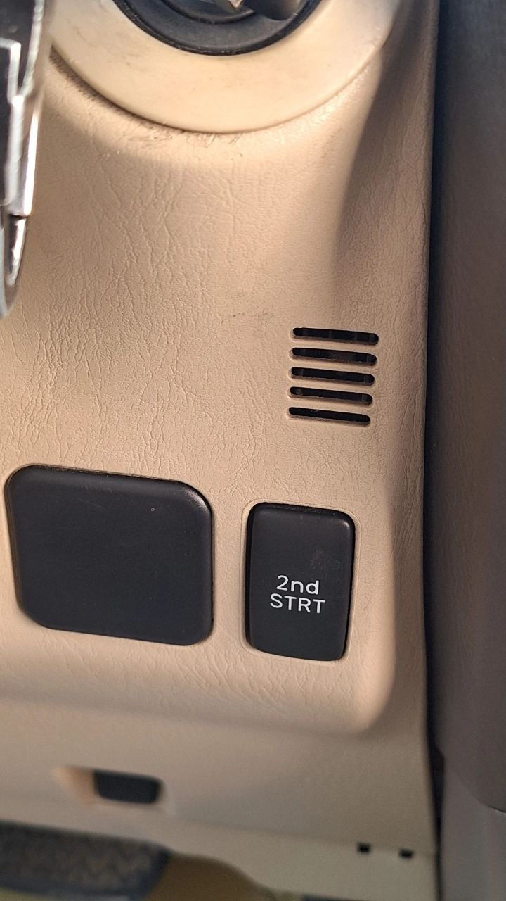 ***********

(کوردی)

تۆیۆتا پرادۆ

مۆدیڵ

٢٠٠٩  محسن

٤ پستۆن

ڕەنگی سپی 

سڵاید 

وێنەی سۆنەرەکەیم داناوە 

بستێک لە چەمەلغی دواوەی سایەق بۆیاغە بەس

مەکینەی نەکراوەتەوە و بە هەموو شەرتێک

ڕەقەم سلێمانییە و  لە سلێمانییە 

تکایە هی من نییە پەیوەندی بە خاوەنییەوە بکەن

***********

======================================================

(عربی)

تویتا پرادۆ

مودیل 

٢٠٠٩ محسن

٤ سلندر

لون الابیض

خلیت صورە مال سونر

سقف صلاید

بقیاد اید واحد مصبوغ بجملغ سائق الخلفی

المکینە  ما مفتوح و مضبوط بکل شرط

رقم سلیمانییە  و بلسلیمانیە

مو مالتی ارجو  خابرو  صاحبها

***********
