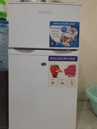 ثلاجة ٦ قدم • بابين منفصلين • كالجديدة