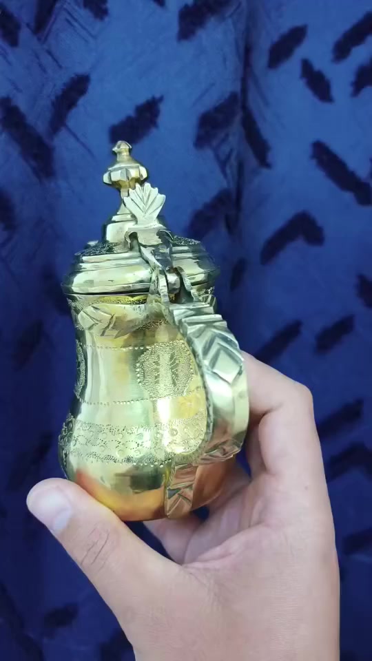 صبحكم الله بالخير والبركه 🇮🇶🕊️🇮🇶دلة نجميه صفره منقوشه بلكامل قياس 15سنتم من أجمل وارقى مايكون أبداع في دقه العمل للاستفسار خاص او الاتصال على الرقم التالي ***********أخوكم كرار الشيخ
