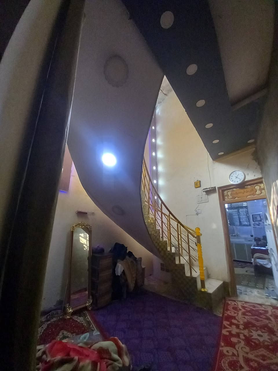 السلام عليكم بيت في حي الزهراء شارع عشرين على الشارع العام للبيع المساحة 160 متر التفاصيل على الرقم ***********
