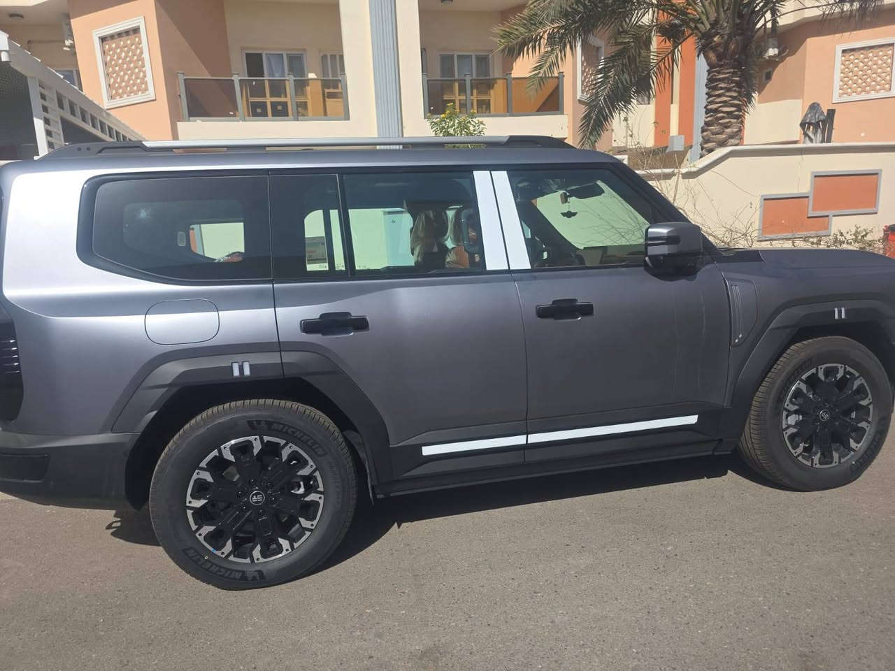 جيتور G700 primer اعلى فئه اعلى مواصفات (المواصفات متوفره بصفحه جيتور الرسميه لفئه primer) بلون رمادي مات (طافي) السياره صفر كيلو متر رقم مؤقت السعر 78 مليون وبيها مجال بسيط
للاستفسار الاتصال على الرقم 
0777 089 5950
