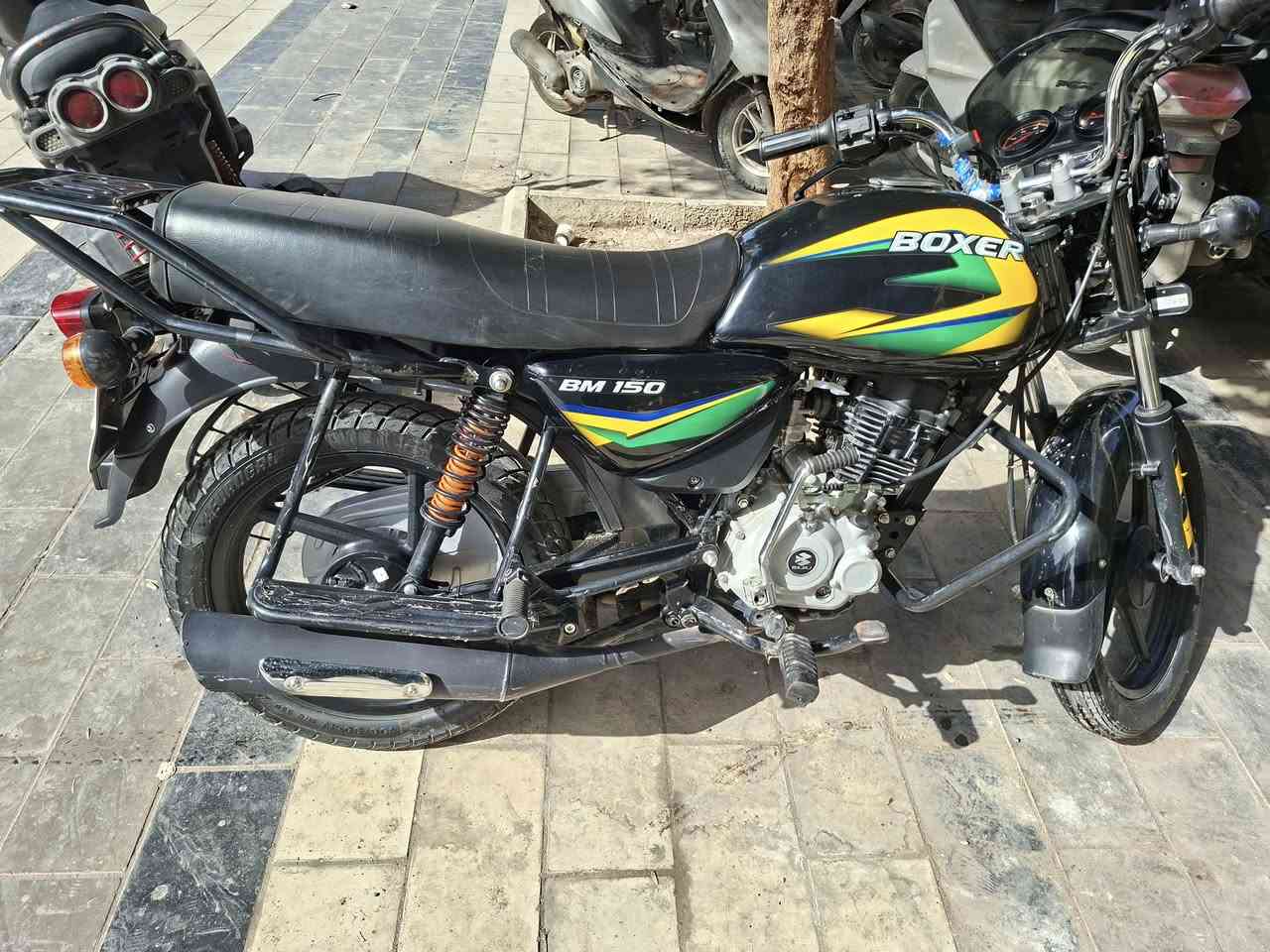 السلام عليكم بوكسر للبيع مرقم انكليزي موديل ٢٣ نهايتها يعني ٢٤ ما مشتغله دلفري الدراجه كلش نضيفه مكاني شارع حيفا السعر مليونين ونص ***********
