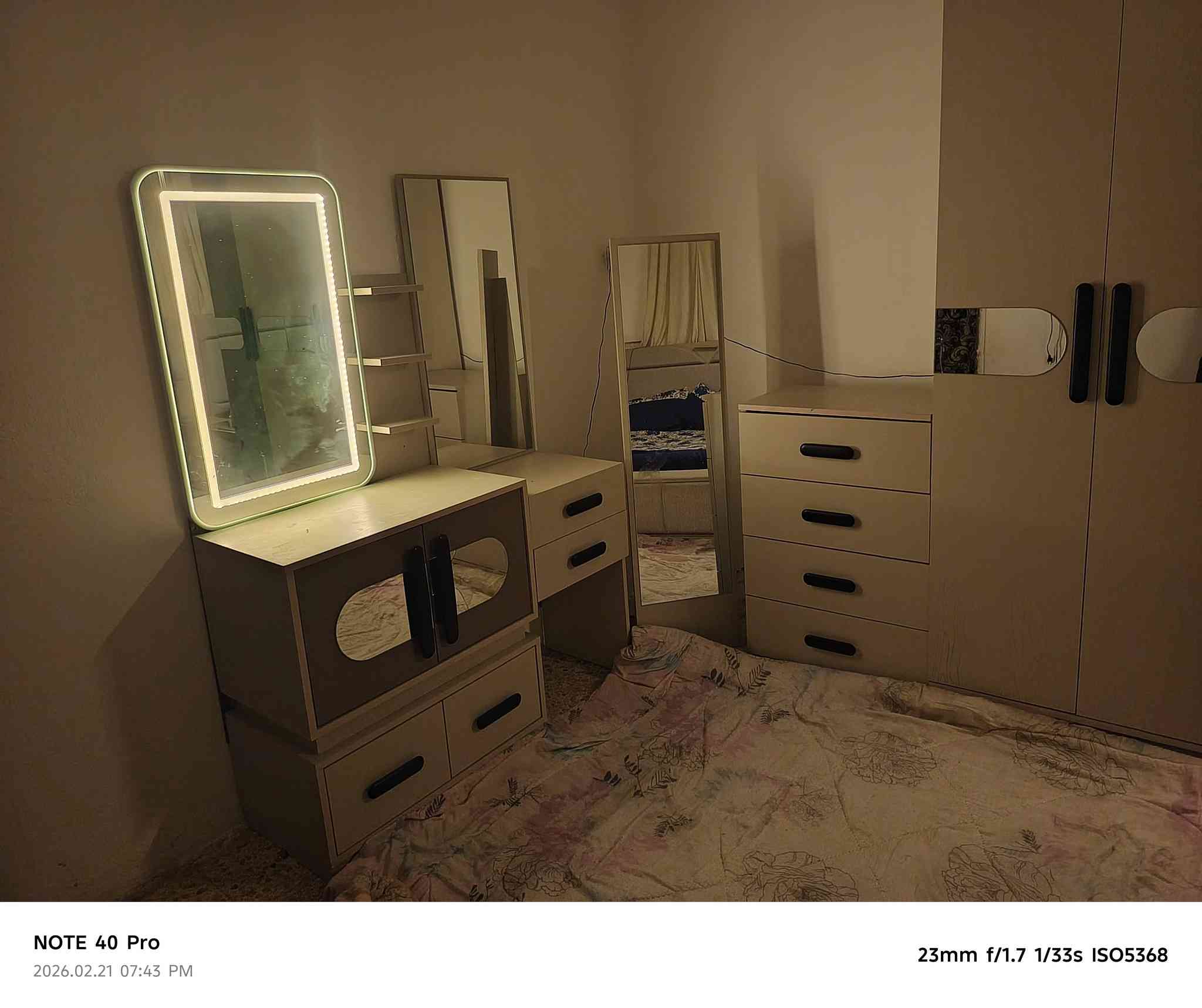 سلام عليكم غرفه ١١قطعه جديده كلش صار ٤اشهر من مشترينه للبيع مكاني ميسان حي النداء شراي يتصل *********** رقم بي واتساب
