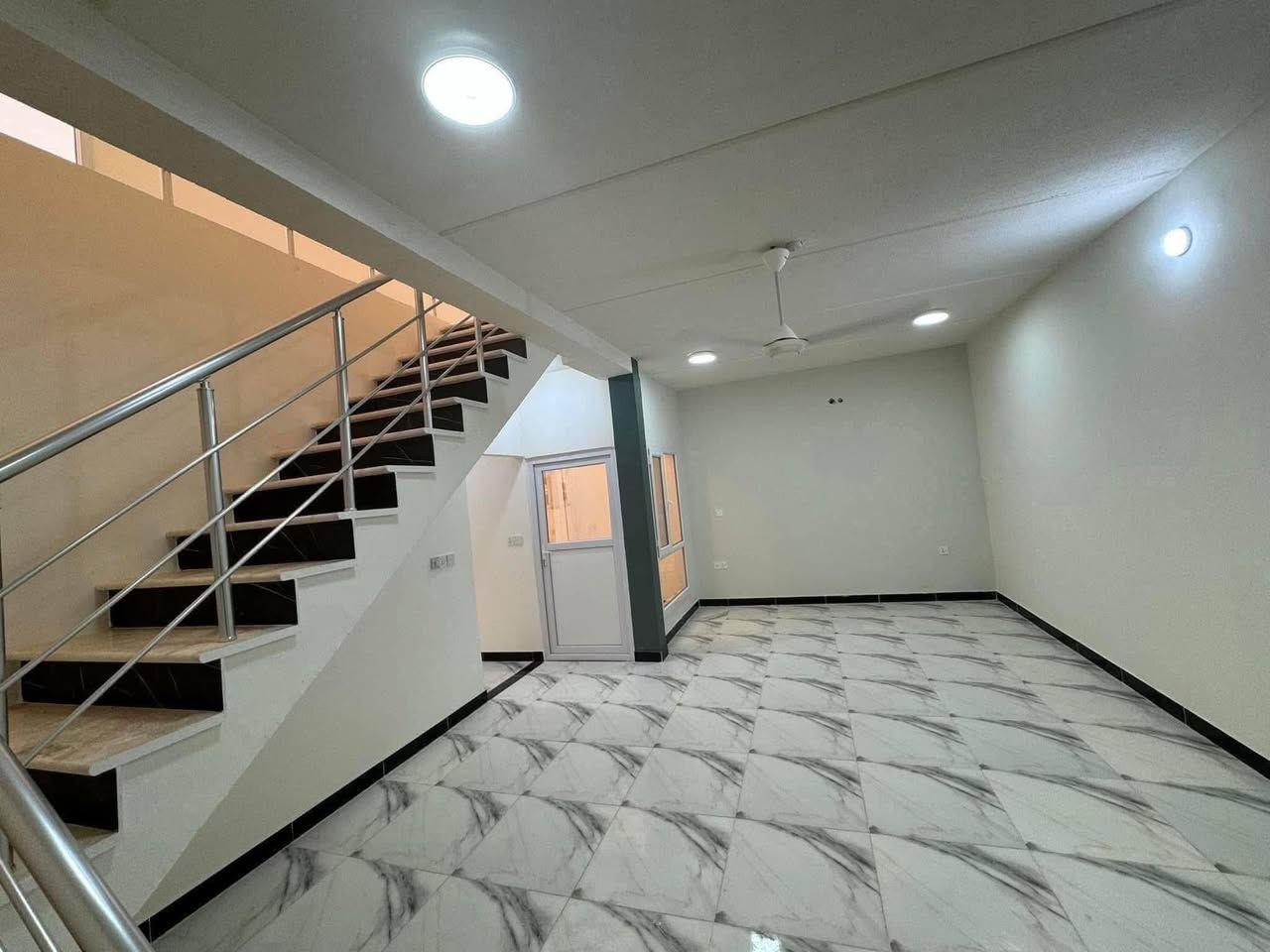 دار للايجار في مجمع قرية الغدير 2 السكني ✨👇🏻
مساحة 150 م 

طابقين غرفتين نوم 

ايجار 400 الف 

للاستفسار الاتصال 

*********** 📱
