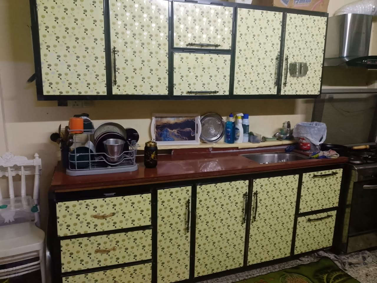 تخم 200.  كاونتر 150.  طباخ 150.  غرفه 500.    المكان حي البساتين. ***********
