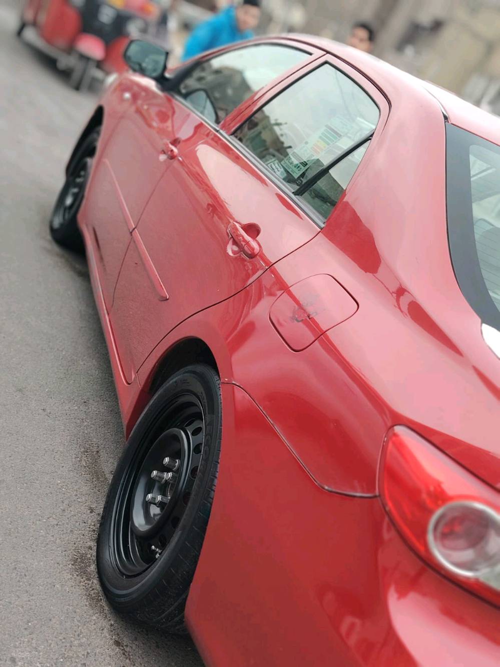 سيارة تويوتا كورولا موديل حديث، لون أحمر جذاب مع سقف أبيض مميز. السيارة بحالة جيدة كما تظهر في الصور، والمحرك يعمل بسلاسة. المظهر الخارجي نظيف والداخلية واسعة ومريحة. فرصة رائعة لاقتناء سيارة موثوقة وبتصميم أنيق.