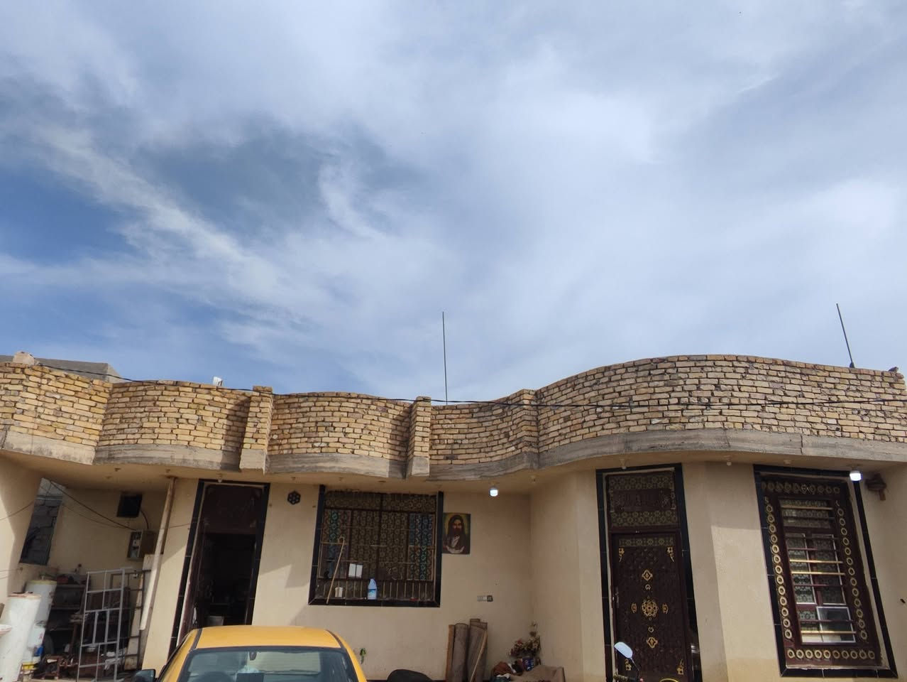 السلام عليكم بيت للبيع.  زراعي.   المساحه 350. متر.  بناء حديث متكون من غرف 3+.  صاله +. استقبال+مطبغ. +. بيتونه وغرفه 
العنوان واسط الكوت. حي الزنابره.  ***********
