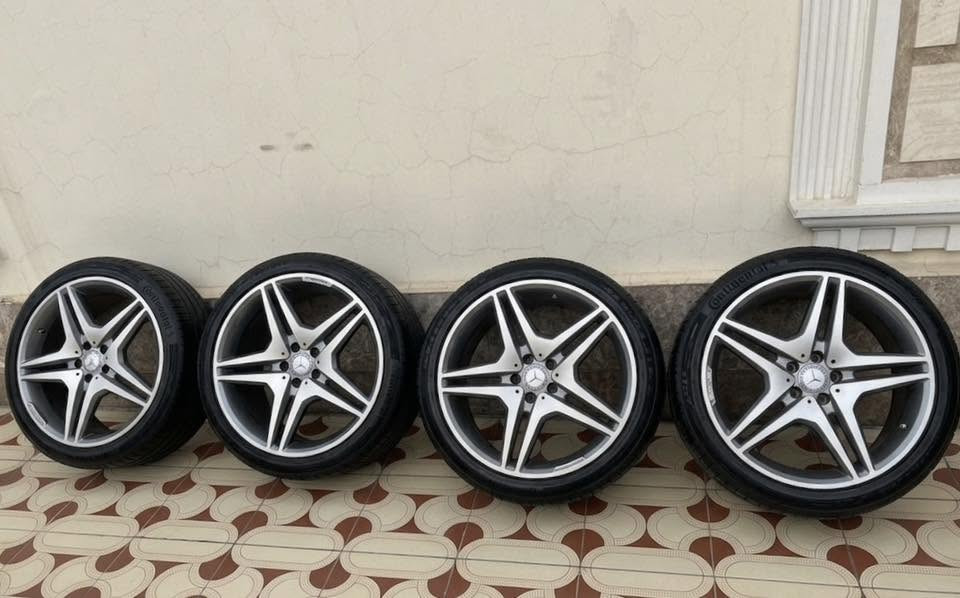 السلام عليكم شباب، عندي وياله وتايرت مرسيدس إس كلاس 2 size 
 (S-Class) حجم 20 للبيع.
الويلات أصلية وبحالة ممتازة جداً، والتايرات نظاف كلش وما بيهن أي عيب أو نقص (جاهزات للشد).
السعر: [400 دولار ] (بيه مجال للشراي).
للمعلومات أو الاستفسار يرجى المراسلة على الخاص أو الاتصال: [***********].
