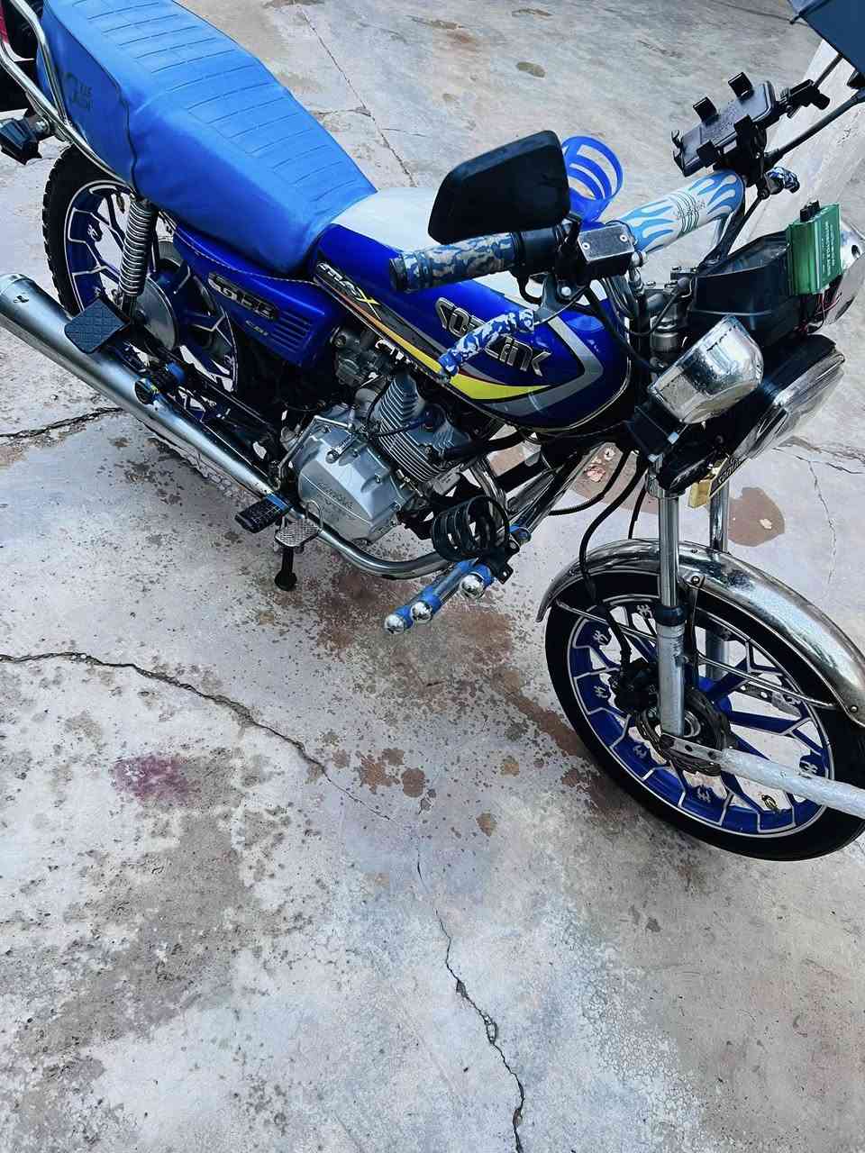 السلام عليكم دراجه سيفان موديل 2020 محدثه 2024دراجه خير من الله ماناقصها شي كلشي شغال وسعر 500 وبيها مجال شي بسيط 
***********
