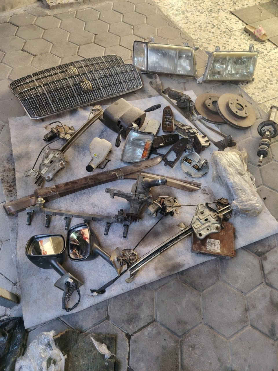 غراض سيارة راس الثور للبيع كلهن ب ٢٥٠ لاف العنوان البصرة الزبير الاتصال (***********)
