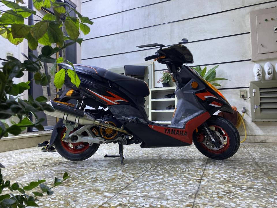 سلام عليكم
دراجة GTR للبيع 
الدراجة مزودة تزويد خارجي 
المكينة بلادية شرط الفحص والنعومة 
كلجات بلادية جويتر نوزل باقي السوالف الي متعلقه بالمكينة كلها بلادية وما ملعوب بيها + ظفيرة بلادية زلغ ما بيها شرط الفحص 
شلعة رهيبة متحتاج كلجات رياضي أصلا تجي وتشوف بعينك ومعدل فوق ال 110 شرط
التزويد الي عليها :
صالنصة بوري عدل واقية كاربون ألياف
قبق فلاوين NCY
قطرة دهن NCY
قطرة اكسل KS
قبق شاصي KS
تعلاكة NCY
قاعده رقم NCY
يدات بريك NCY
كبات كاعيه KS
قفيص صالنصة RGS
فراك بريك رياضي NCY
دبلات خلفي رياضي 
صوندات رياضي مشمشي
ستاند رياضي صفح
براغي رياضي 
مرايات شبح رياضي 
تعلاوة دبل رياضي 
 _________
ملاحظة أخرى :
الدراجة كفراتها بلادية ختم واحد ويه المكينة و الدراجة عليها تغليف بعض المناطق وهي : 
السبايدر كاربون فايبر 
الكصه كاربون فايبر 
لزكات بلادية جي تي ار 
ترايش مغلفة لون احمر
اشاير امامي خلفي تغليف 
لون برتقالي فاتح 
مازدة مضلله
قبق كلجات تغليف كلمة YAMAHA فقط 
قبق بانزين تغليف برتقالي
ملاحظة :الكفرات بلادية والترايش والاشاير كلها بلادية بس مغلف جمالية لان الدراجة لونها اسود بالأصل متجي بيها لزكات تريد تشلعه ترجعها بلادي او تخليها بقت يمك + الويالة مصبوغة جمالية 
————-
ملاحظة أخرى الدراجة غراضها البلادية كلها موجودة و تأخذها ويه الدراجة وأوراقها كاملة بيها أوراق مزاد الدراجة و شوكت دخلت والدراجة معتني بيها من كل النواحي من ناحية دهن امزويل و البانزين المحسن 
________
 السعر : مليون و 650الف وبيها مجال للطيبين . الدراجة تسوه اكثر تجي وتشوفها واهل الخبرة يعرفون سعر المزود 
للاستفسار ***********
العنوان بغداد الشعب
