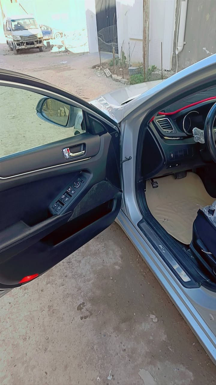 السلام عليكم محتاج واريد ابيع ونزلت من السعر كيا كادنزا موديل ٢٠١٠ بيها اربع قطع صبغ نواقصها جدا بسيطه كير محرك مكفول صدر امامي مبدل والخلفي نص عمر سيارة ترايك وين ميعجبك تريد تحويل تريد وكالة اليسال علنواقص كلوبات لايت فيشة حساس مراية جانبية تبريد بس شحن واتكفل بي السيارة سعرها ٧٨ محتاج واريد ابيع مكاني الكرخ ***********
