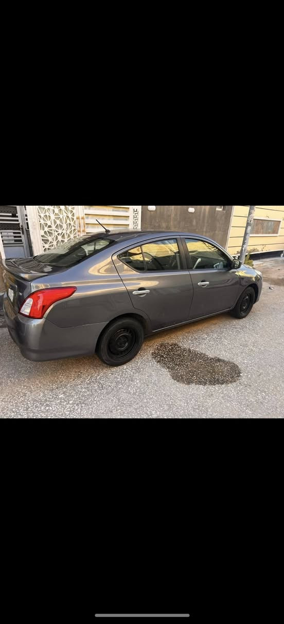 نيسان فيرسا ٢٠١٨
مكاني كربلاء 
سياره بيهة جاملغين وبنيد مبدل وربع من الباب مال سايق  .
وتبريد ما بيهة . كلولي كمبريسر واكف .
والباقي مكفول كير مكينة . ١٦٠٠
تحكم ستيرن جهتين .
كامره خلفيه .
شاشه .
حساس ضغط هواء .
مواصفات sv 
 سياره حلوه ونضيفة 
السعر ٨٠ $وبيهة مجال 
اي استفسار هذه رقمي 
***********
