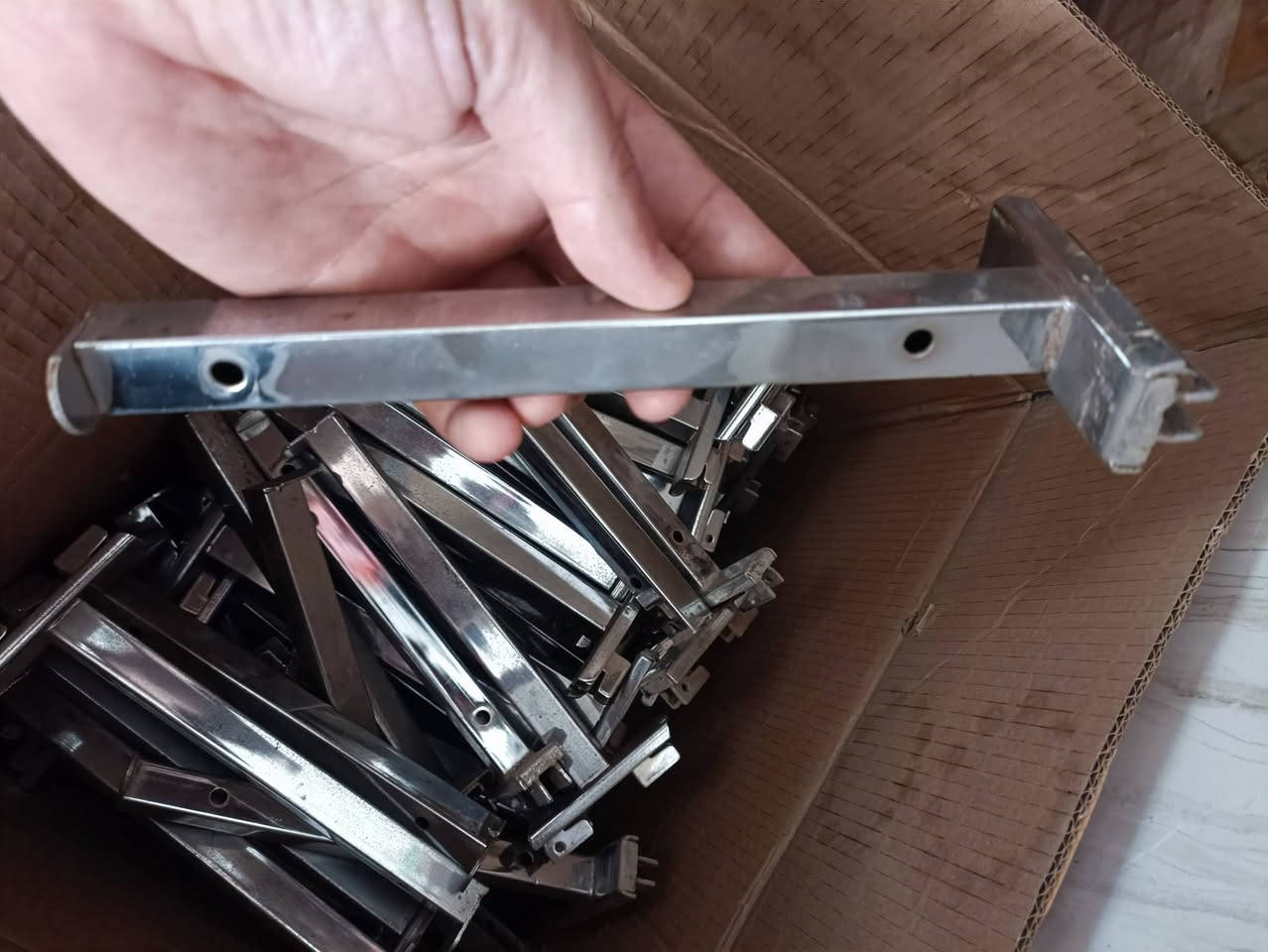 رفوف عدد 27 قطعة
18 قطعة قياس 2متر سعر القطعة 6 الاف 
9 قطع قياس 2م و40سم سعر القطعة 7 الاف
حمالة رف عدد 81 قطعة نزال 20 سم سعر القطعة 500 دينار


**إذا كنت صاحب هذا الإعلان وتريد حذفه لأي سبب، رجاءا أرسل رسالة إلى الدعم الفني**
