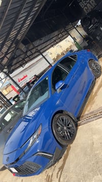 تيوتا كامري 2025 SE بلاك ادشن هايبرد  حادثها جاملغ مبدل ومصبوغ ومكانين...