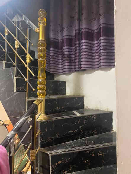 بيت 100 متر للبيع حي السلام طابقين ثلاث غرف وصاله ومطبخ واستقبال البيت نضيف جدا السعر 200 بي مجال الاتصال *********** أو مرجعه مكتب سيد فارس العزام
