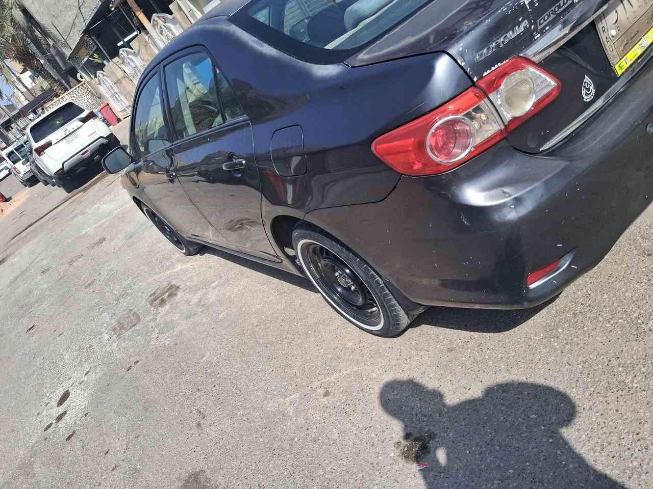 السلام عليكم ورمضان كريم 
كورلا موديل ٢٠١١ وارد امريكي حادثها جاملغ خلفي وباب مبدل نفس اللون  وجاملغ امامي مال السايق  مصبوغ بدون دواخل السياره ماشيا ١٦٠ تبريد شغال وثلج ابلادي تخم تاير  المكينه بيها صوت رواجز وفديو موضح كلشي  مكاني حي الجهاد السعر ٩٥
***********
