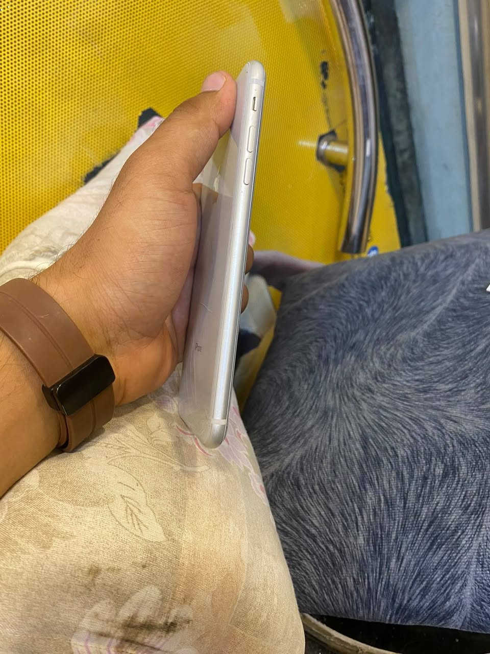 سلام عليكم
متوفر ايفون 8 بلص 
ذاكره 256 كرتونه ويه 
مبدل بطاريه 100 
جهاز نضيف معنه الكلمه 
بس ضهر مفطور
 جهاز شرط من 
كل النواحي 
نضافه الف بل ميه
سعر ١٥٠
رقمي للنتصال ***********
