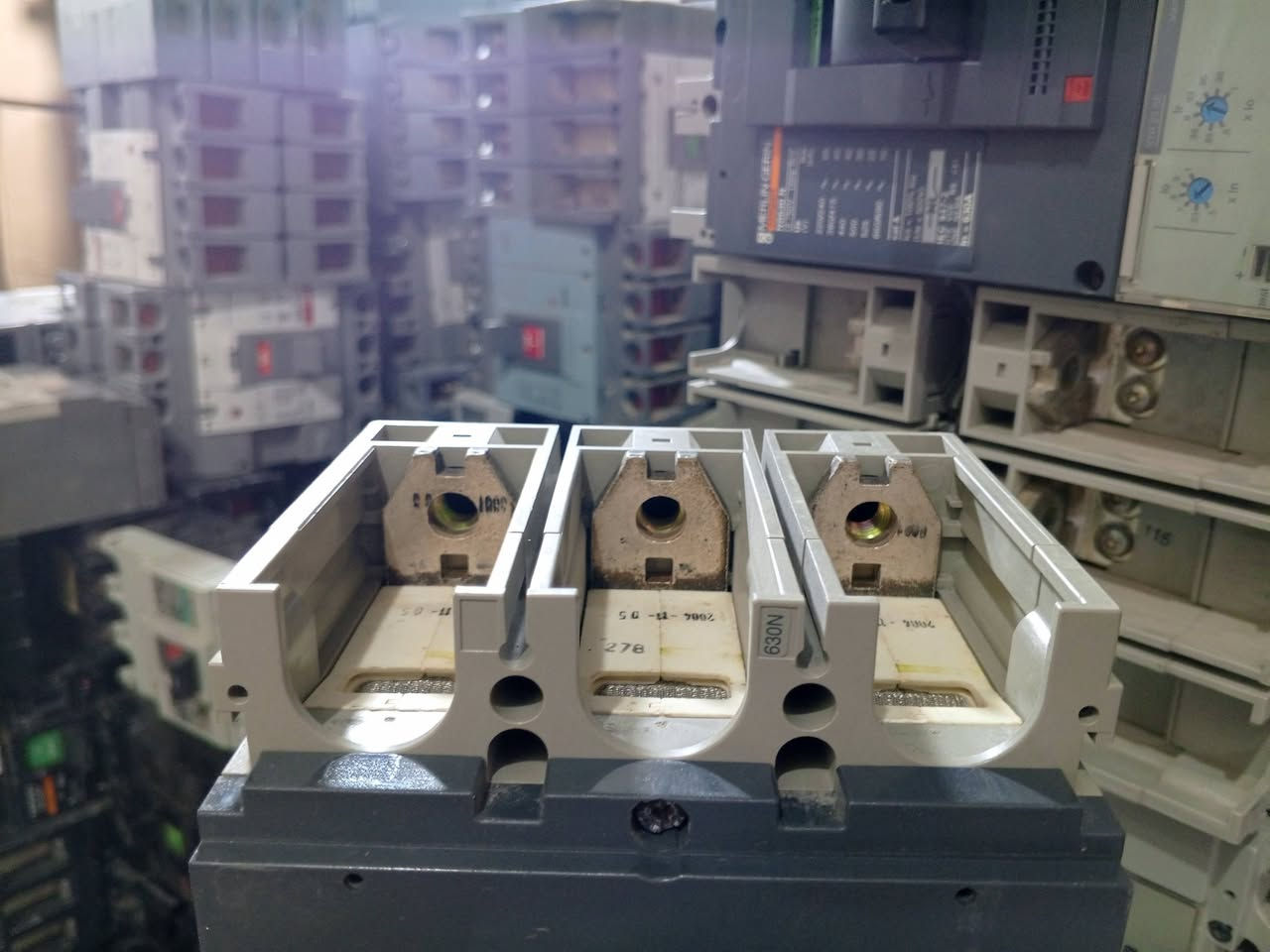 سلام عليكم ورحمه الله وبركاته 
يوجد لدينا قواطع شنايدر فرنسي نوع MG
400 امبير 630 امبير  ثلاثي ورباعي 
استفسار *********** مرتضئ عكد 
يوجد لدينا توصيل لجميع المحافظات العراق 👉👉
