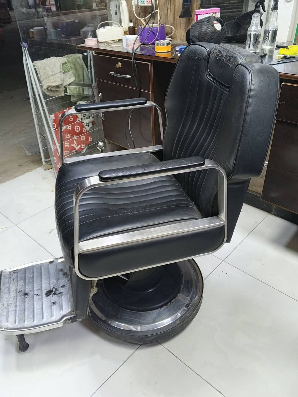 كرسي حلاقة شبح نظيف عنوان بغداد حي اور 
***********
