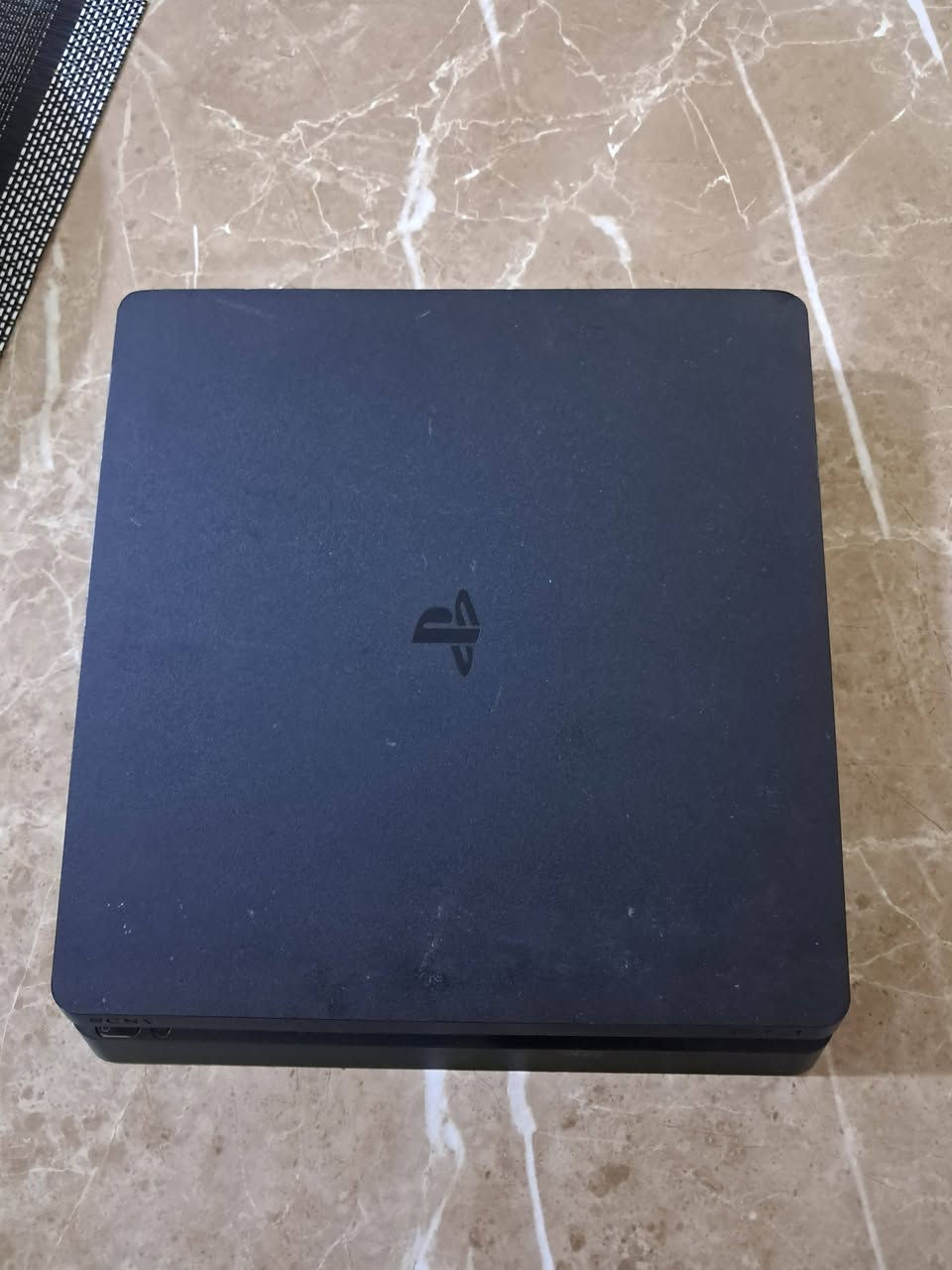 بلي 4 مستعمل نضيف ويشتغل كلشي مابيه ما مفتوح ولا مرة و التخزين مالته 1 تيرا داخلي يجي وياه 4 اقراص مثل الي بل صور و يدة
سعره 350 الف وبيه مجال اذا شراي 
*********** هذا رقمي التواصل واتساب
