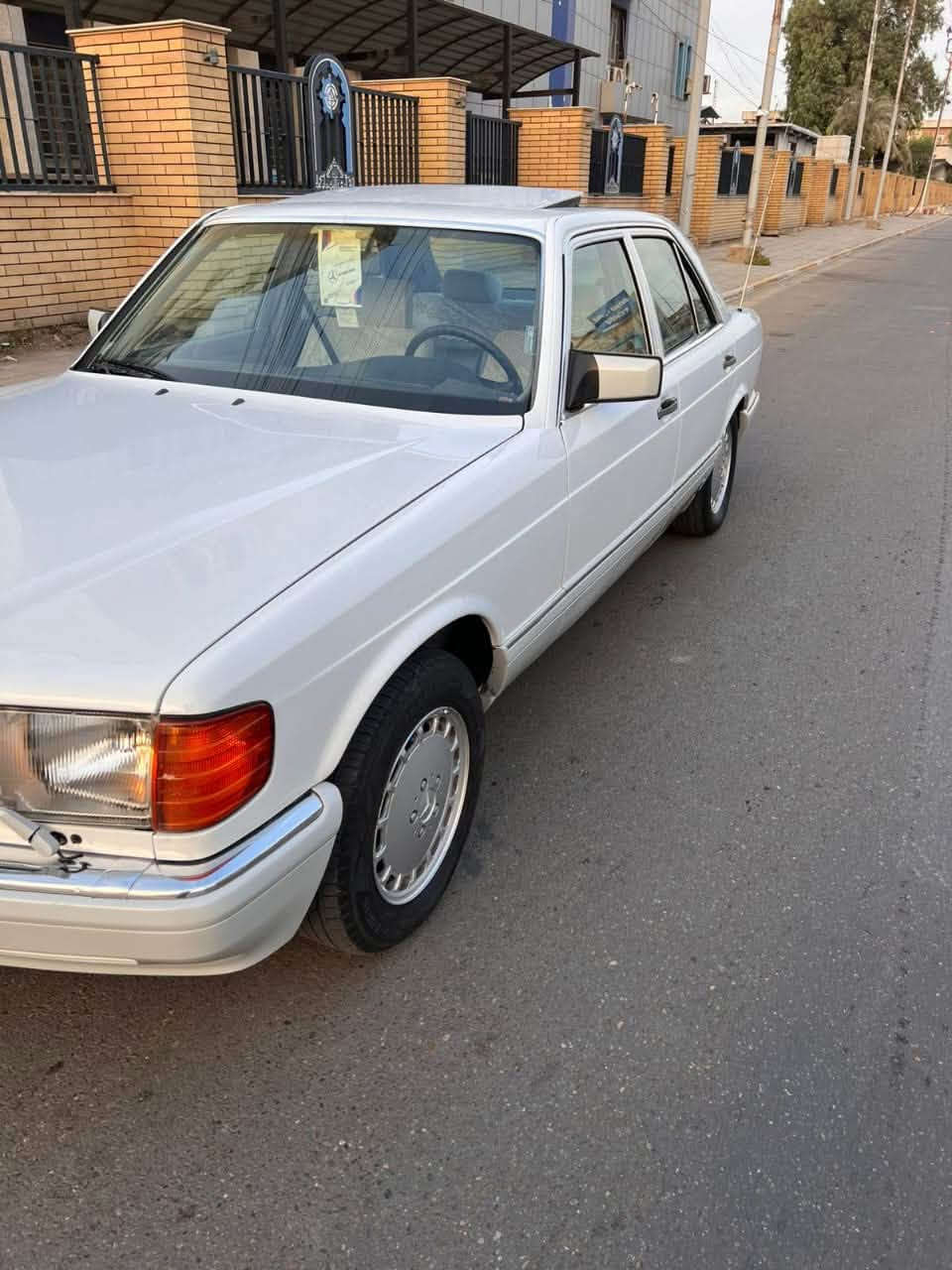 السلام عليكم
للبيع 
مارسيدس جامبو 300se
موديل 1990 
داخل جلد لون رصاصي نظيف كلش
دبل مروحة 
دبل فيت بم
الجام + الستيرن كهرباء
سلايد روف
مكينة جديدة بمعنى الكلمة
تبريد ثلج
مسجلها الاصلي مارسيدس موجود وياها
كهربائيات كلها شغالة 
كروز سرعة
مصبوغة حزام للجمالية
مكان السيارة بغداد
السعر  : 117
رقم الهاتف : ***********
