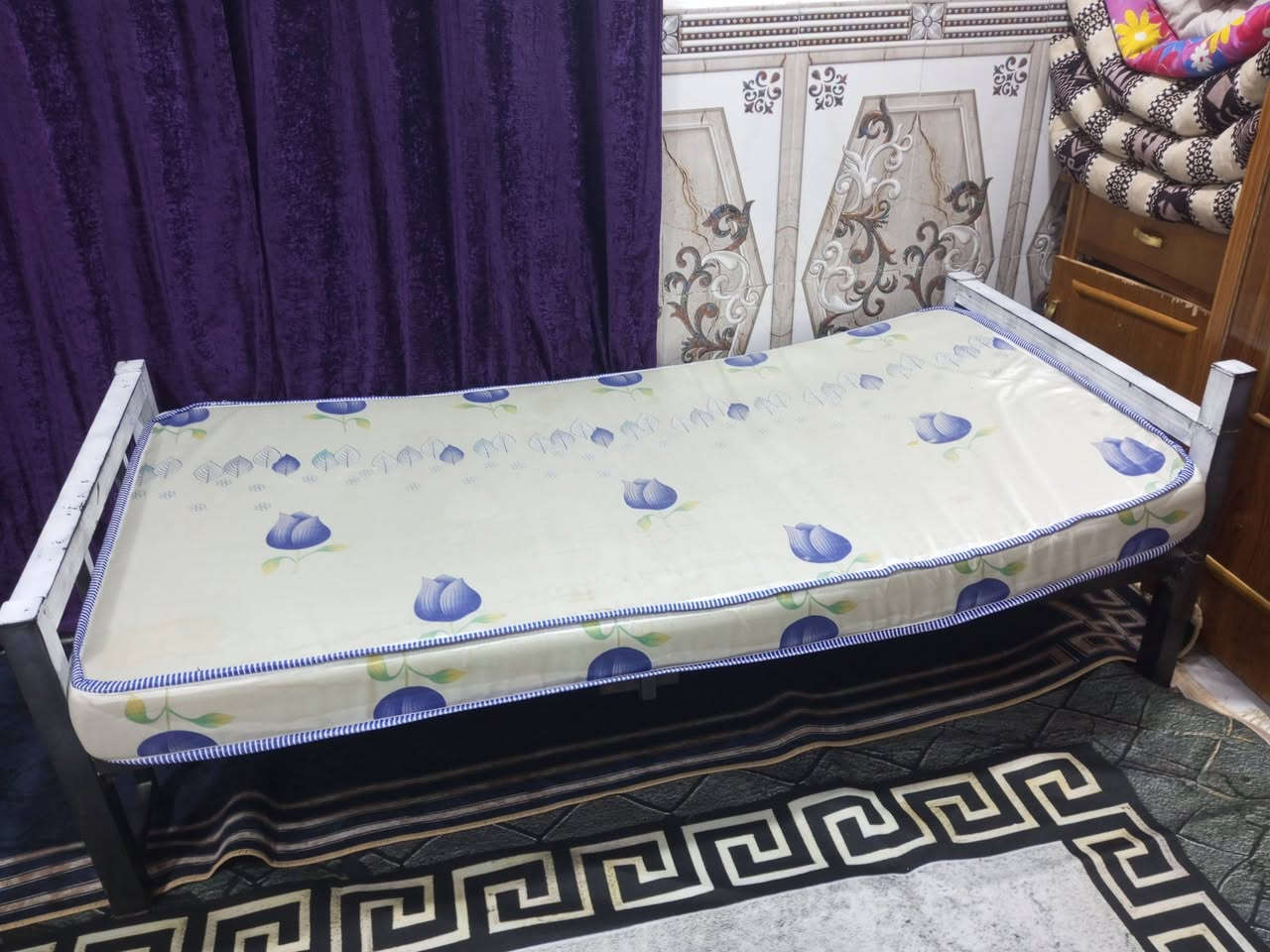 سرير نفر مع الدوشك ٥٠ الف وكيزر سعودي ٥٠لتر ٣٥ الف وبيهن مجال خاص واتساب مفتوح حي التضحية شارع العلوة ***********
